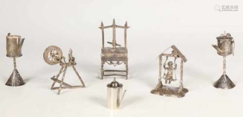 Zes diverse miniaturen, oliekan, linnenpers, twee snotneuzen, spinnenwiel en putto op schommel,