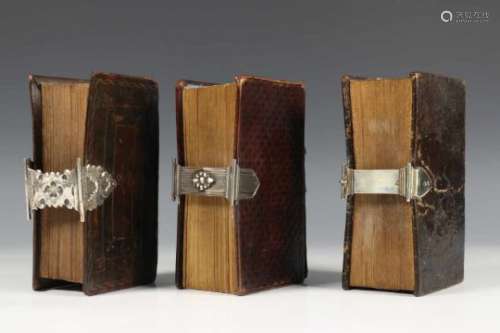 Koekschaal met zilveren hengsel en drie in leder gebonden bijbels met zilveren sloten, 19e eeuw,
