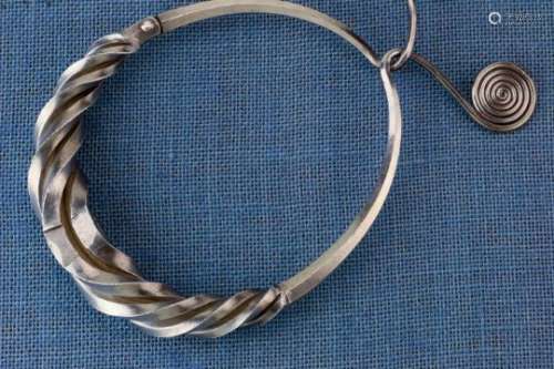 China, Dong, twisted neck ring with spirals, h. 24 cm and 750 grams. [1]400