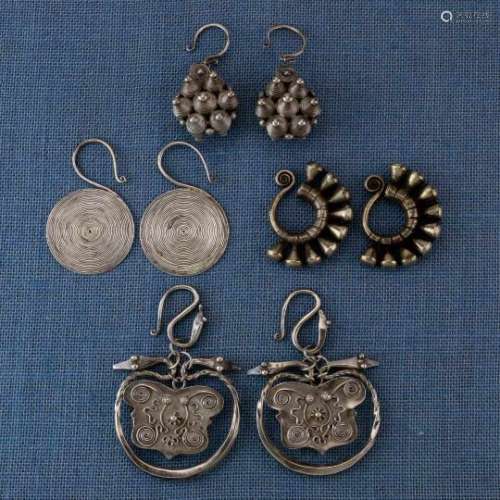China, Miao, four pair of earringsa.o. a butterfly-shaped pair, h. 7 - 10 cm and 100 - 468 grams. [