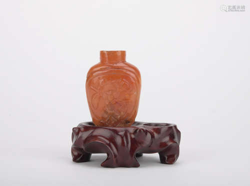 Qing dynasty agate sunff bottle