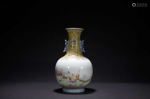 Qing dynasty famille rose bottle with figures pattern