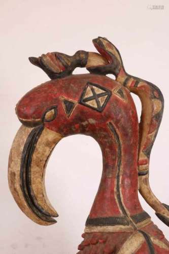 Guinea Bissau, Baga, polychroom beschilderd houten sculptuur van een vogelmet op de rug een slang