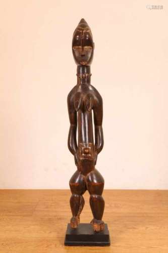 Sierra Leone, Mende, staand vrouwelijk voorouderfiguur met lichaamscarificaties en bruin-zwart en