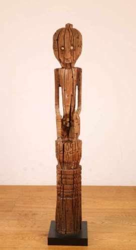 Indonesië, gestoken houten gezeten mannelijk figuurin de stijl van voorouders uit de Molukken., h.