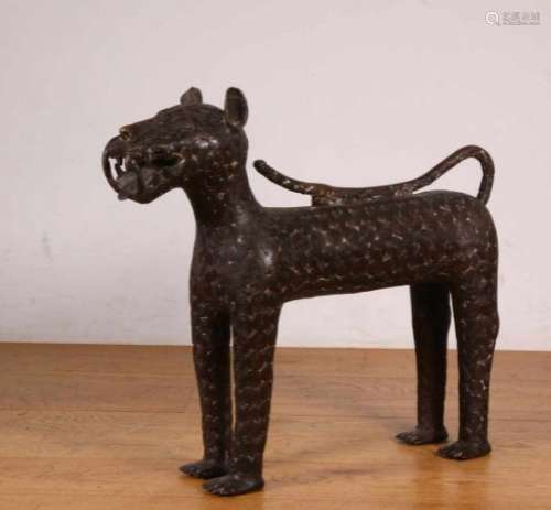 Nigeria, bronzen sculptuur van een luipaard., l. 60 and h. 52 cm. [1]400