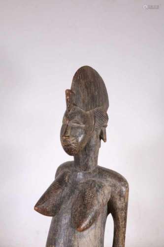 Ivoorkust, Senufo, zittend vrouwfiguurmet kamvormige haardracht en handen op de bolle buik. Met