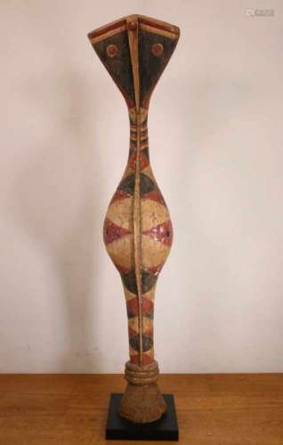 Guinee Bissau, Baga, twee gestoken houten opzetmaskers in de vorm van een gebogen slangmet wit,