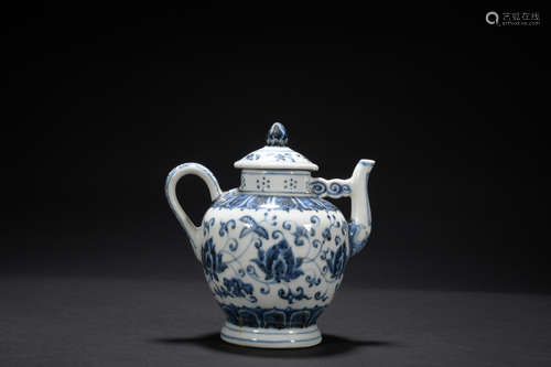 Ming dynasty blue and white tea pot with flowers pattern