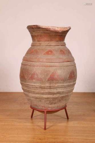 Nigeria, Nupe, rood aardewerk voorraadpotmet gegraveerde motieven en banden in relief., h. 56 cm. [