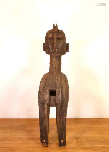 Guinee Bissau, Baga, Nimba, schoudermaskerversierd met ingeslagen koperen noppen, h. 148 cm. [1]600