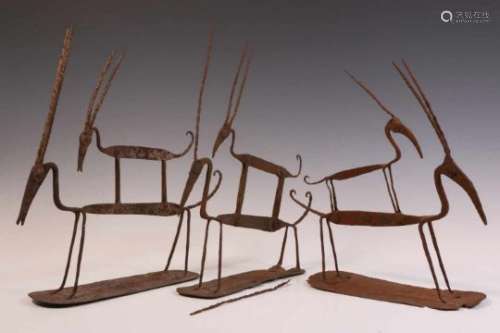 Mali, Bamana, drie metalen beeldengroepenvan dubbele antilope-sculpturen, h. 33, 39 en 40 cm. [3]