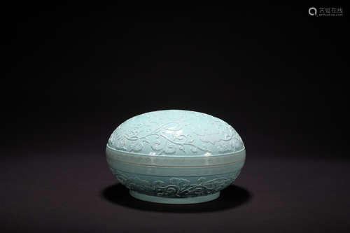 Qing dynasty monochromatic glaze cover box with flowers pattern