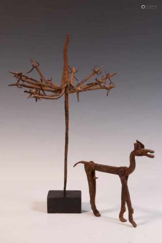Mali, ijzeren sculptuur van paard en Yoruba, ijzeren altaarobject., l. 21 en h. 31 cm. [2]80