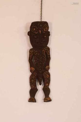 PNG, Midden Sepik, gestoken sculptuurin vorm van antropomorfe figuur. Hierbij een boombast