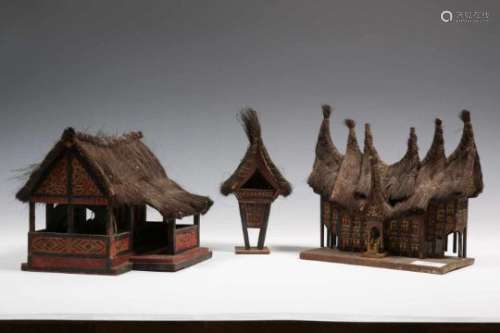 Sulawesi, drie miniatuur houten huisjes., [3]30