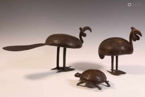 West Africa, drie bronzen dierfiguren., l.. 16, 23 en 49 cm. [3]200
