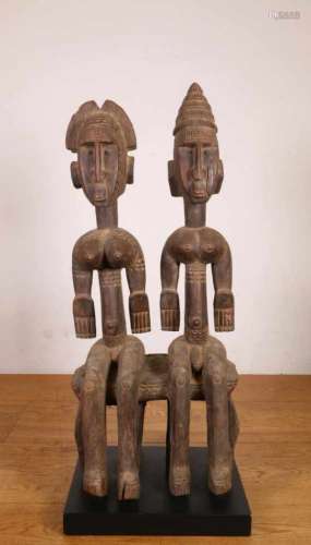 Bamana, sculptuur van man- en vrouwfiguur op zetel., h. 71 cm. [1]200