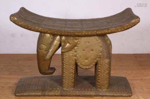 Ghana, Ashanti, houten kruk (stool)in de vorm van een staande olifant, met koperplaat bekleed en