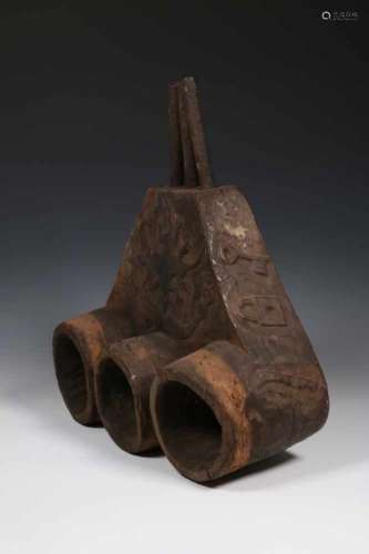 West Afrika, houten blaasbalgmet drie balgen en dierfiguren in reliëf, l. 45 en b. 44 cm. [1]120