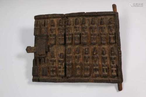 Dogon, houten deurtjemet vele figuren in relief, b. 36 3 en h. 30 cm. [1]60