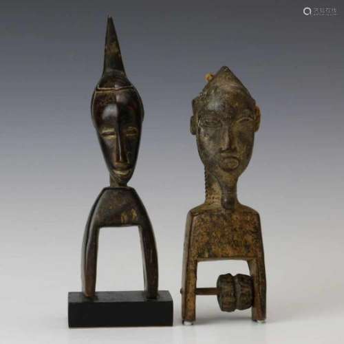 Ivoorkust, Baule, houten katrol en Yaure, houten katrol., h. 20 en 21,5 cm. [2]300
