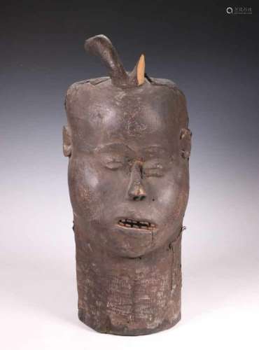 Nigeria, Ekoi, houten opzetmasker met zwart pigment(een hoorn ontbreekt). Uit de collectie van