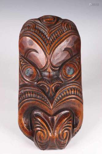 Maori, gestoken decoratief paneelin vorm van mythologisch figuur met schelpenogen, h. 29 cm. [1]200