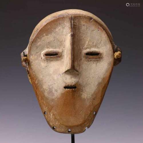 DRC., Lega, masker,met kaolien-lagen met kwarts, h. 23 cm. [1]250