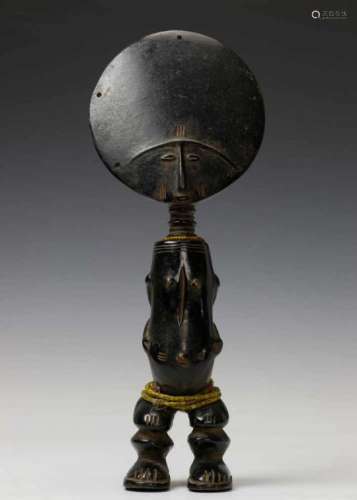 Ashanti, zwart gepatineerd popje, akua bastaand vrouwfiguur met kralen om nek en middel, h. 34