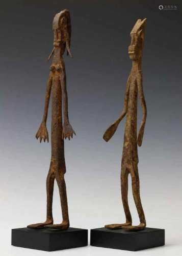 Mali, Dogon, twee metalen figuren., h. 31 cm. [2]200
