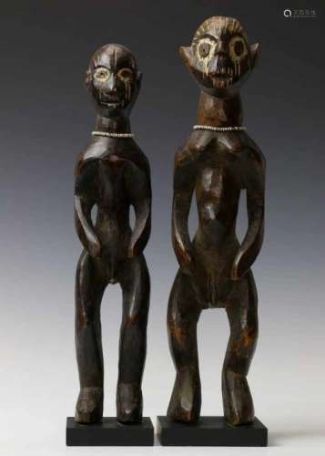 Nigeria, Vere, twee staande figurenzwart gepatineerd met witte accenten in gelaat, h. 36 en 33,5 cm.