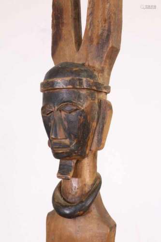 Zuid Nias, paar mannelijke plankfigurenmet kronen op het hoofd, h. 105 en 74 cm. [2]400