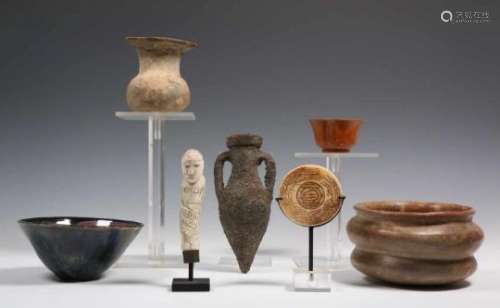 Collectie van vijf differente objecten, oa Lombok, kris greepen terracota potten, [ds]150
