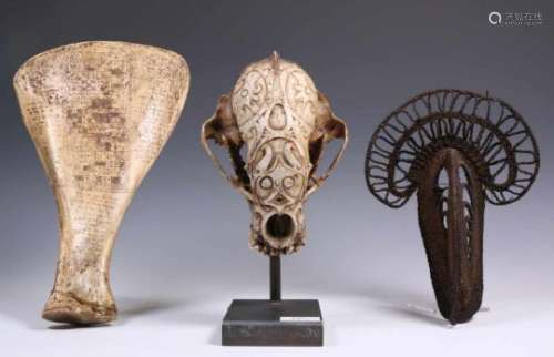 Drie differente objecten, Dayak-stijl bewerkte dierenschedelgegraveerde stieren schouderbot en