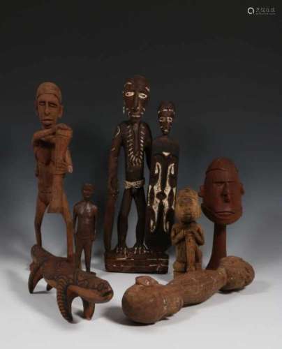Diverse houten sculpturen,o.a. Asmat , [ds]100