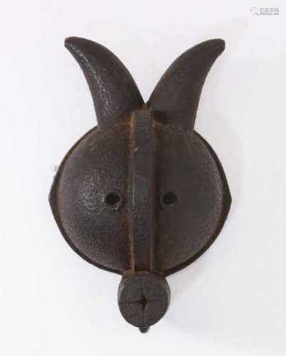 Nigeria, Ogoni, zwart gepatineerd maskerin de vorm van een gestileerde antilope-kop, h. 40 cm. [1]