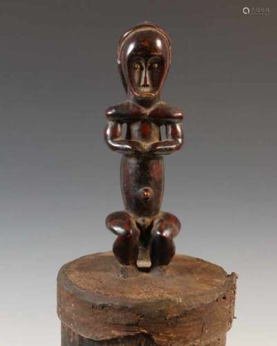 West Afrika, Fang, beenderendoosbekroond met gezeten mannelijk voorouderfiguur, h. 46 cm. [1]200