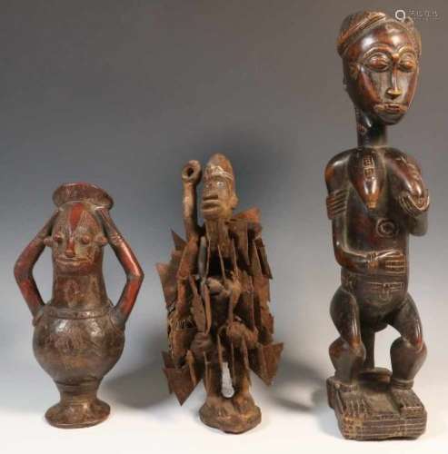Baule, gezeten figuur, Luba, houten lepel en Mangbetu, aardewerk beker. Hierbij Congo figuur., h.