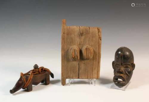Dogon, miniatuur houten deurtje met twee borsten, Congo, wrijforakel in vorm van zwijn en Dan,