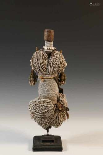Kameroen, Fali, speelpopmet vele strengen witte kralen, zaden en amuletten, h. 40 cm. [1]200