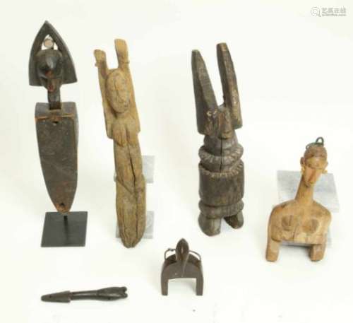 Nigeria, Tiv, wooden statue.Hierbij diverse houten beelden., h. 78 cm. [2]200