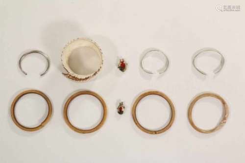 Humbolt Baai, kleine schelpenarmband, Japan, collectie ivoren en metalen armbanden en een grote