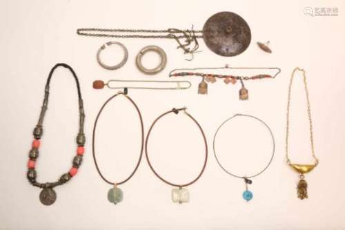 Midden Oosten, collectie van verschillende etnische sierraden,o.a. armbanden en kettingen, 120