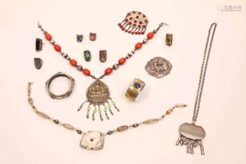 India en Turkmenistan, collectie tribale sieraden;zeven ringen o.a. met lapis lazuli, amethist en