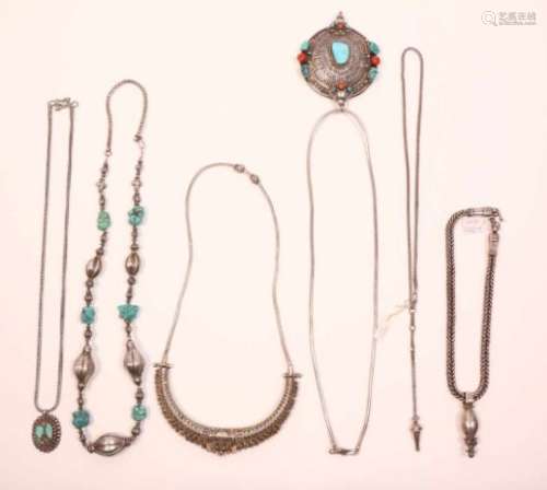 India, Nepal, collectie van zes halskettingena.o. met een amulet met turquoise en bloedkoraal, [6]
