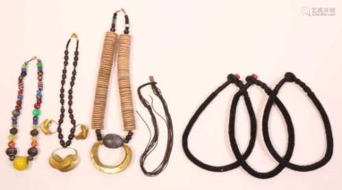 Afrika, Tuareg, collectie juwelena.o. Fulani goudkleurige halskettingen, een bot-ketting met geweien