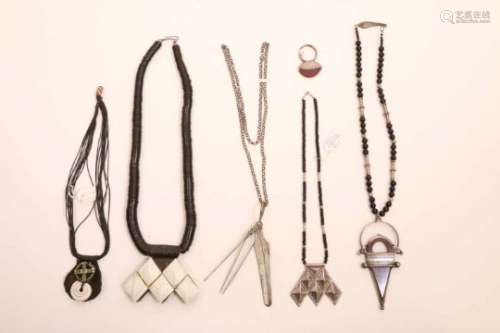 Noord Afrika, collectie van verschillende ketting a.o. een pincet-ketting, een leren, gevlochten
