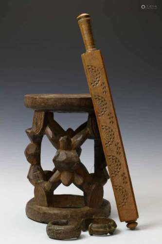 Kameroen, houten zetel met gestileerde spinnen versierd. Hierbij twee West Afrikaanse armbanden en