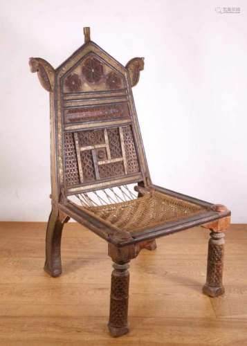 Swat-vallei stoel met lage zitting en fraai decoratief snijwerk, h. 113 cm. [1]150